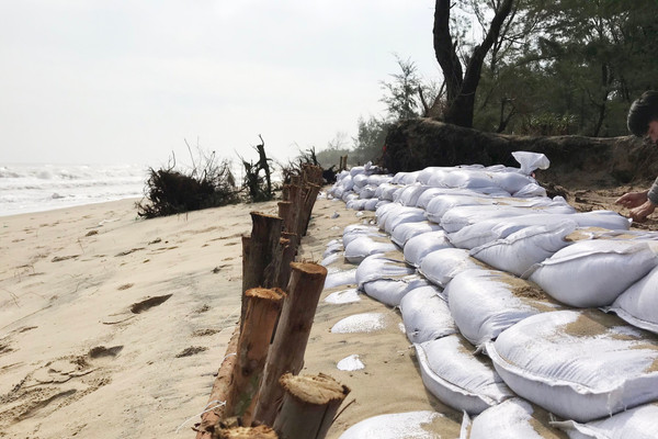 Cận cảnh nhiều km bờ biển Thừa Thiên Huế tan hoang sau mưa bão