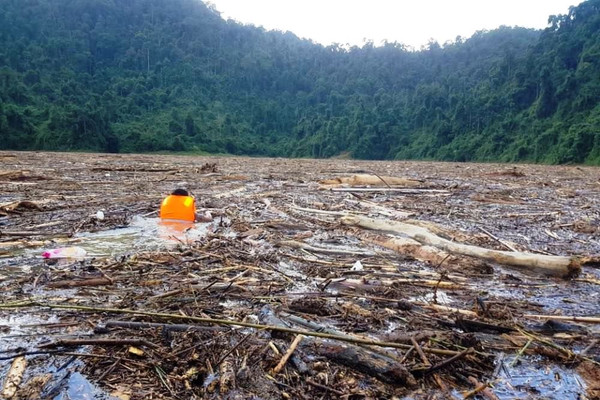 Sạt lở Trà Leng: Tạm dừng tìm kiếm nạn nhân mất tích trên sông vì lượng rác khổng lồ 