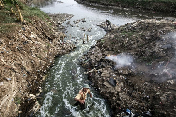 Vốn là thiên đường, sông Citarum (Indonesia) đang nghẹt thở vì hóa chất và rác thải