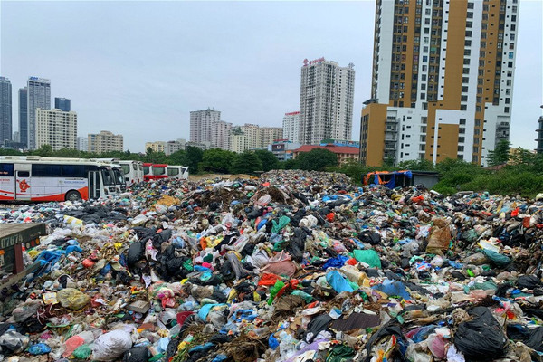 Hà Nội: Gần 500 tấn rác ùn ứ giữa trung tâm quận Cầu Giấy