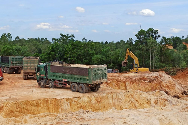 Vĩnh Phúc: Chấn chỉnh xe quá tải và tình trạng khai thác đất trái phép trên địa bàn