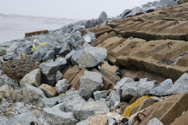 Hà Tĩnh: Hàng trăm hộ dân sống “thấp thỏm” sau đoạn đê biển bị sạt lở