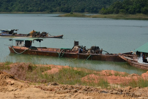 Lâm Đồng: Buông lỏng quản lý khai thác khoáng sản trên lòng hồ Thủy điện Hàm Thuận – Đa Mi