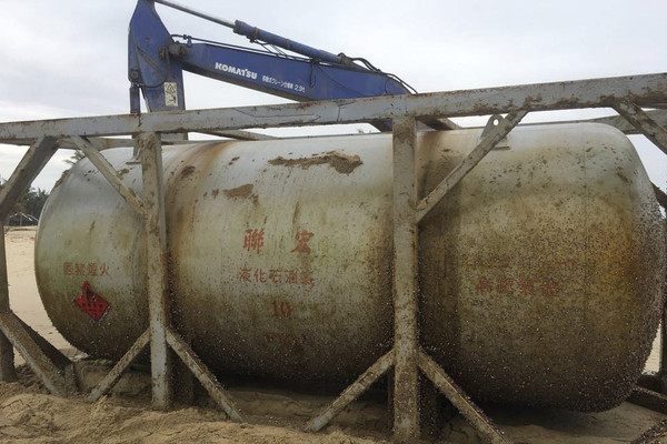 Bồn hóa chất in chữ Trung Quốc dạt vào bờ biển Quảng Nam