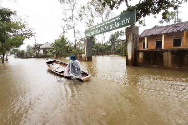 Ngôi làng hơn 30 ngày ngâm mình trong nước lũ tại Thừa Thiên Huế