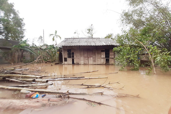 Cận cảnh nhiều vùng trũng của Thừa Thiên Huế ngập nặng do mưa lớn
