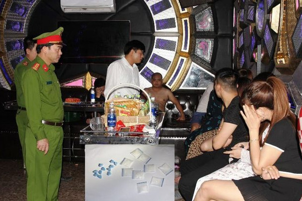 Hà Nam: Bắt quả tang 46 đối tượng sử dụng ma túy, đánh bạc, mua bán dâm trong khách sạn và quán karaoke