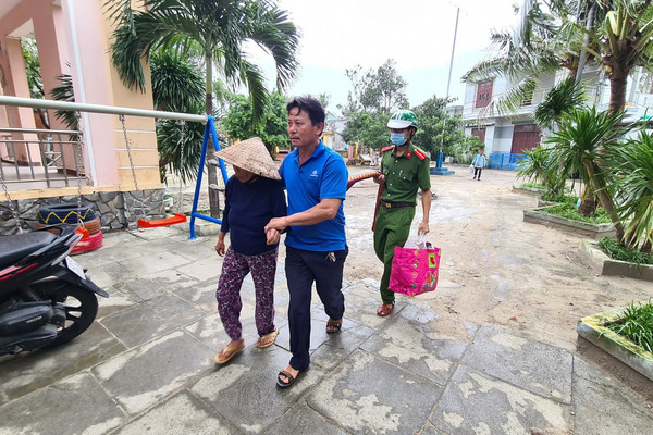 Đà Nẵng: Sơ tán hàng ngàn người dân tránh bão số 13
