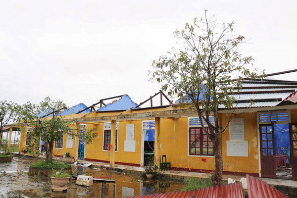 Thừa Thiên Huế: Hơn 14km bờ biển sạt lở, hàng ngàn nhà dân tốc mái sau bão số 13