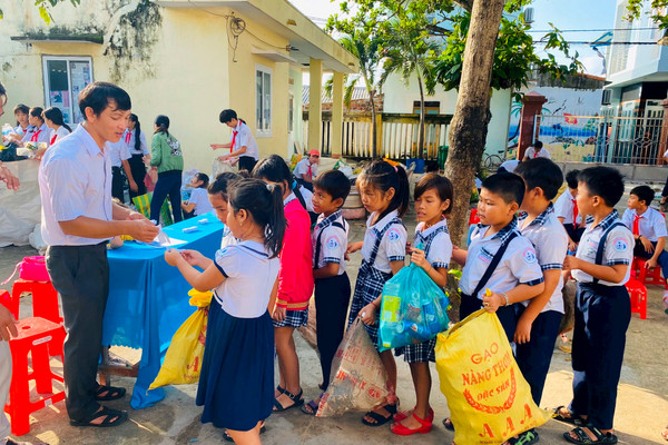 Bình Định: Ngày hội “Đổi rác tái chế lấy đồ dùng học tập”