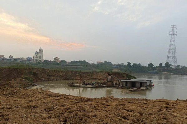 Bắc Giang: Sông Cầu “oằn mình” vì cát tặc