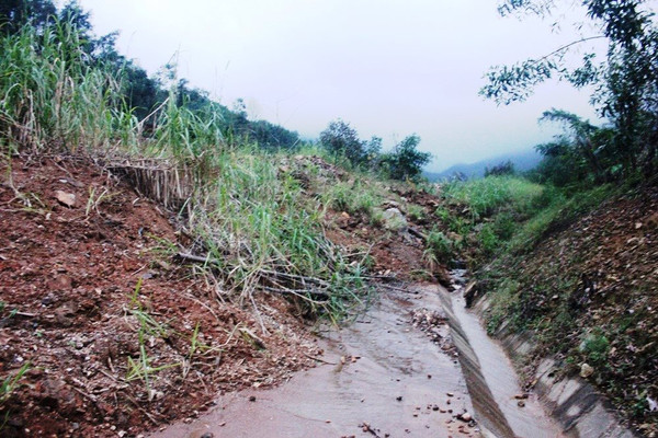 Quảng Ngãi:  Khẩn trương khắc phục các tuyến đường bị sạt lở núi 