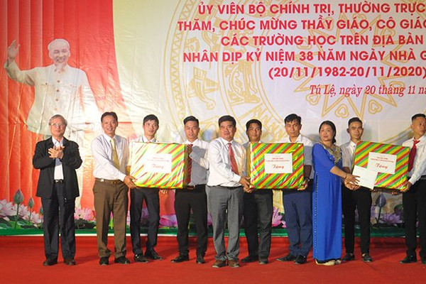 Thường trực Ban Bí thư Trần Quốc Vượng chúc mừng các thầy cô giáo tại xã Tú Lệ, huyện Văn Chấn