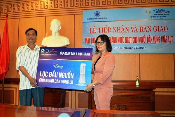 Tân Á Đại Thành hỗ trợ lọc nước sinh hoạt cho người dân vùng lũ