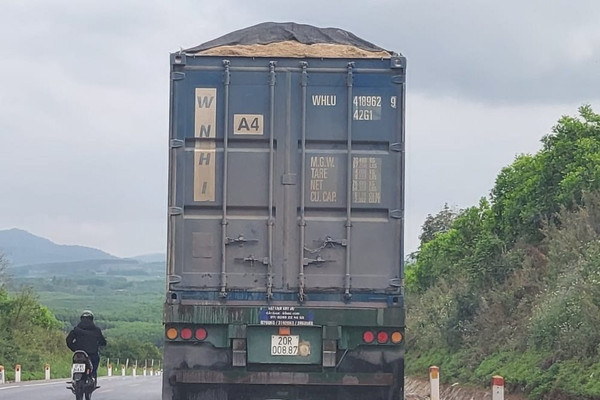 Nghệ An: Hàng loạt xe chở cát có “ngọn” tung hoành
