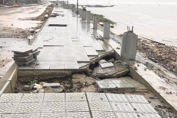 Cận cảnh con đường ven biển trăm tỷ tan nát ở Thừa Thiên Huế