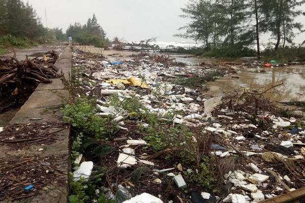 Quảng Bình: Kiểm soát rác thải nhựa bờ biển
