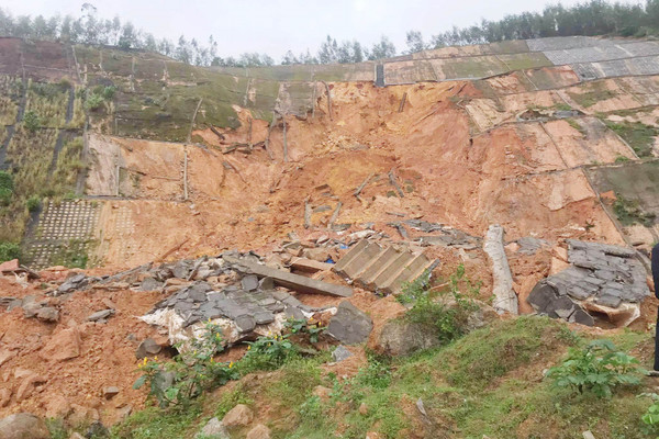 Cận cảnh sạt lở đất nghiêm trọng, chia cắt tuyến đường ven biển ở Thừa Thiên Huế
