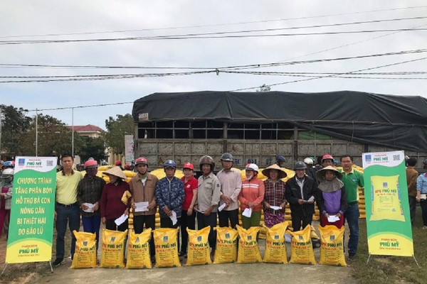 PVFCCo trao tặng 280 tấn phân bón Phú Mỹ hỗ trợ bà con vùng bão lũ