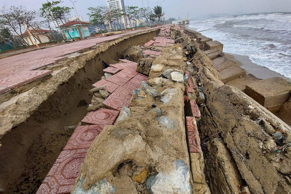 Nghệ An: Kè biển Cửa Lò bị sóng đánh tan hoang chưa được khắc phục