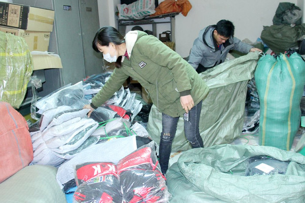 Lào Cai: Bắt giữ 2 lô hàng hơn 500 quần áo nhập lậu