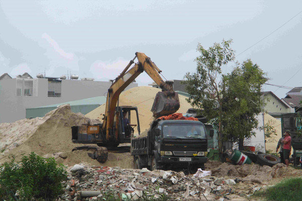 Chủ tịch UBND tỉnh Bình Định chỉ đạo kiểm tra bãi tập kết cát của Công ty Xuân Phát 