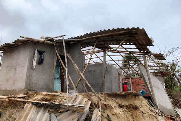 Quảng Ngãi: Sóng biển đánh sập nhà trong đêm