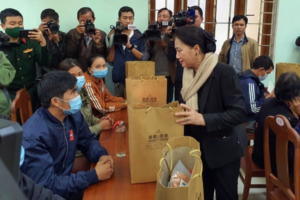 Chủ tịch Quốc hội thăm, tặng quà động viên người dân vùng lũ quét, sạt lở đất ở Quảng Nam
