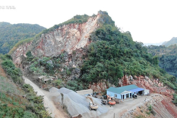 Núp bóng giấy phép thăm dò khoáng sản để khai thác đá trái phép tại Mộc Châu (Sơn La): Tạm giữ phương tiện