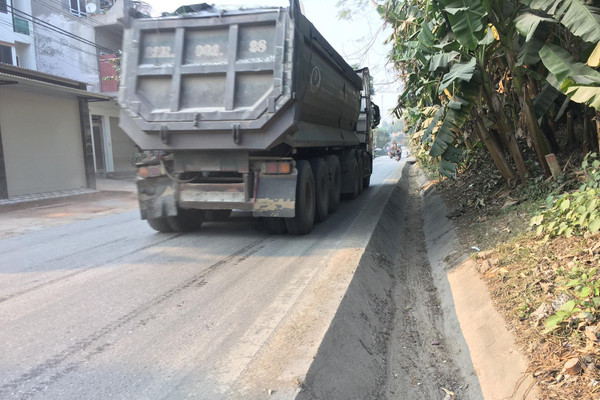 Yên Bái: Người dân bức xúc xe quá tải cày nát đường, gây ô nhiễm môi trường