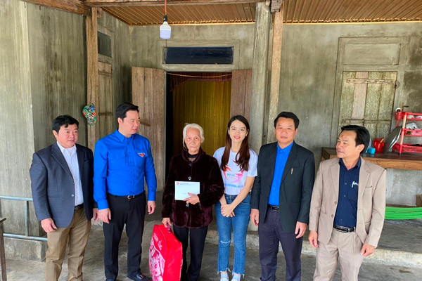 Đoàn thanh niên Bộ TN&MT trao quà trị giá 240 triệu đến người dân tỉnh Quảng Bình