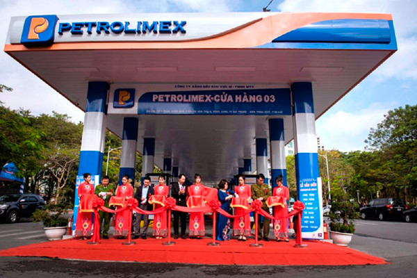 Petrolimex Hải Phòng: Gắn biển “Cây xăng trung tâm” chào mừng 65 năm thành lập Tập đoàn