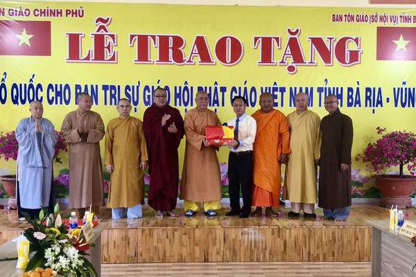 Ban Tôn giáo Chính phủ tặng 500 cờ Tổ quốc cho Giáo hội Phật giáo tỉnh Bà Rịa - Vũng Tàu
