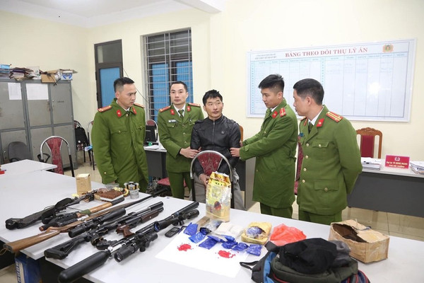 Sơn La: Bắt giữ đối tượng tàng trữ trái phép ma túy và vũ khí quân dụng