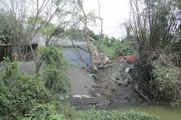 Bình Định: Bột thải kim loại nhuộm đen dòng sông Cầu Chùa