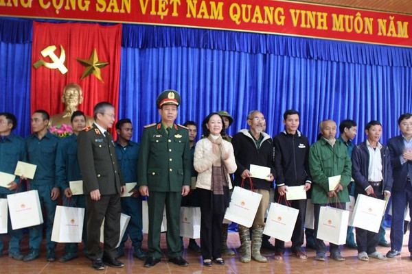 Trưởng Ban dân vận Trung ương thăm bà con vùng sạt lở tỉnh Quảng Nam
