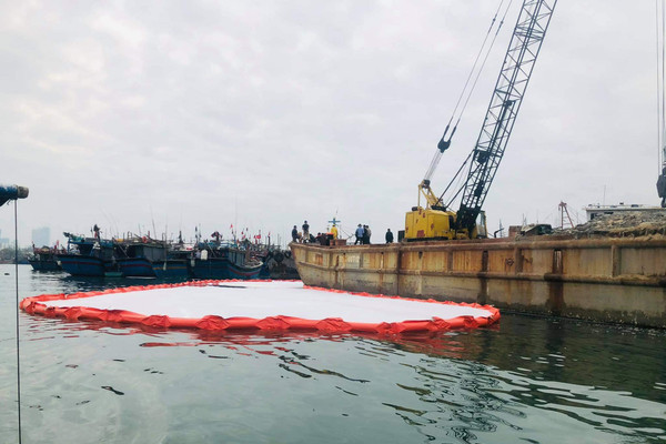 Đà Nẵng: Xử lý sự cố tràn dầu trên âu thuyền, cảng cá Thọ Quang