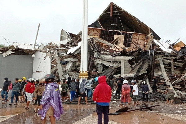 Động đất ở Indonesia san phẳng các tòa nhà ở đảo Sulawesi