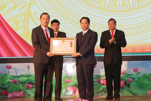 Ban Tuyên giáo Tỉnh ủy Lạng Sơn đón nhận Huân chương Lao động hạng Nhì