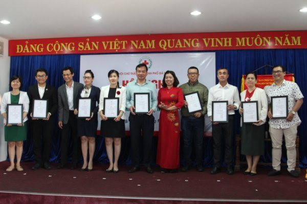Đà Nẵng: Trao học bổng 100 triệu đồng cho học sinh vượt khó hiếu học