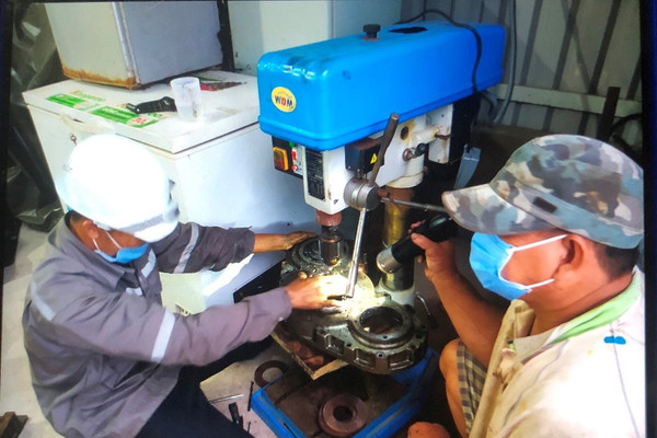 Bộ đội Hải quân kịp thời sửa chữa sự cố máy tàu cá Phú Yên