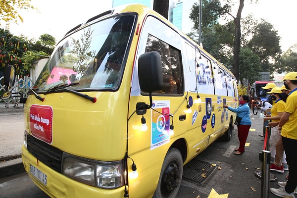 Lần đầu tiên xuất hiện xe bus phát khẩu trang tự động tại TP.HCM
