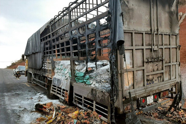 Xe tải chở vàng mã bốc cháy trên đường Hồ Chí Minh