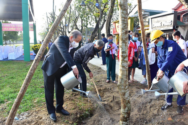 Chùm ảnh “Tết trồng cây đời đời nhớ ơn Bác Hồ” xuân Tân Sửu tại Thừa Thiên Huế