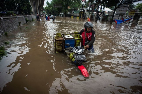 Indonesia sơ tán hơn 1.000 dân do lũ lụt nghiêm trọng ở thủ đô 