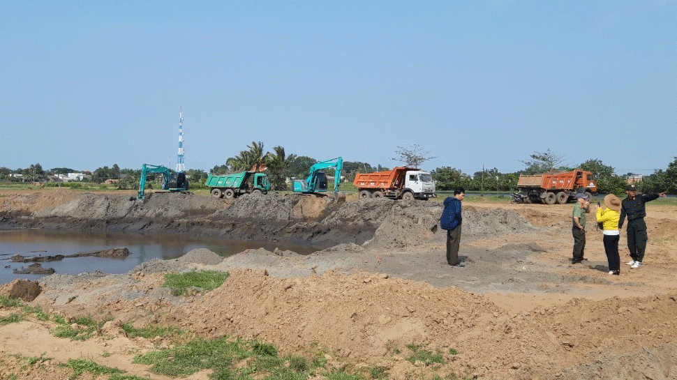 Sóc Trăng: Tình trạng khai thác đất mặt ruộng, bờ kênh trái phép đang gia tăng