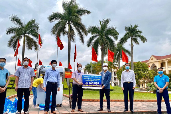 Tập đoàn Xây dựng Hòa Bình ủng hộ 30 tấn gạo cho Hải Dương