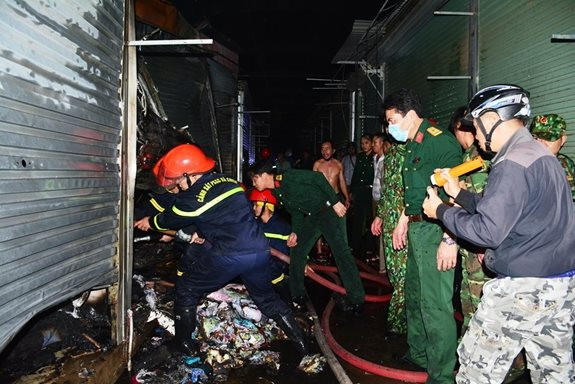 Điện Biên: Cháy lớn thiêu rụi nhiều ki-ốt chợ Noong Bua 