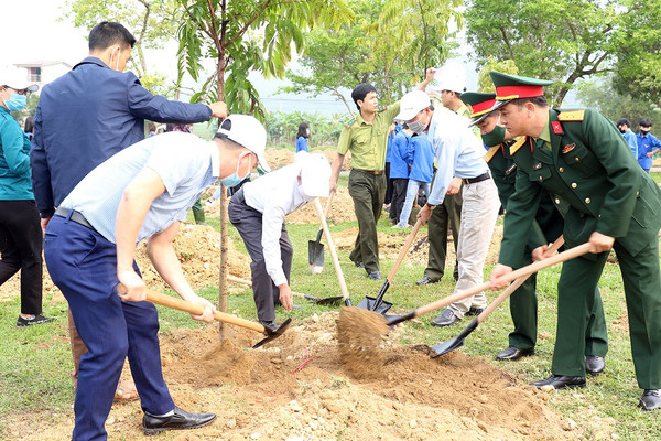 Người dân Nghệ An trồng cây hưởng ứng chương trình Vì một Việt Nam xanh