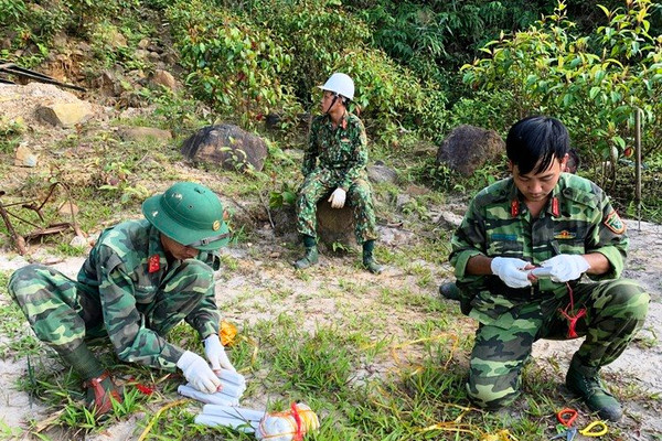 Đà Nẵng: Dùng thuốc nổ đánh sập các hầm vàng trái phép